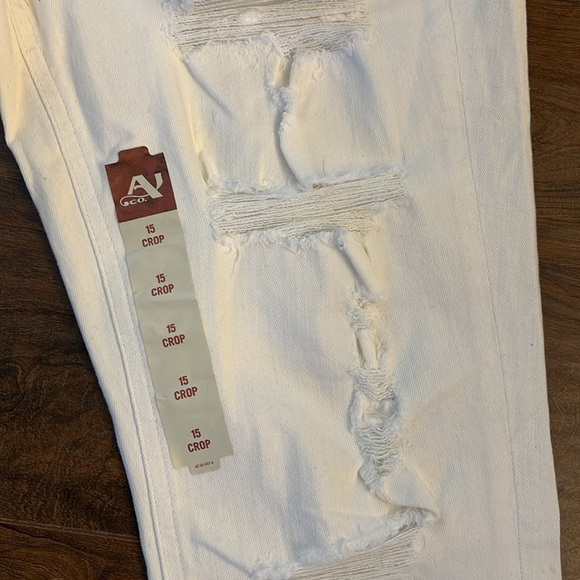 NWT Arizona Juniors Women’s Distressed Jean, Shredded White, sz 15, Crop Leg - Picture 2 of 9